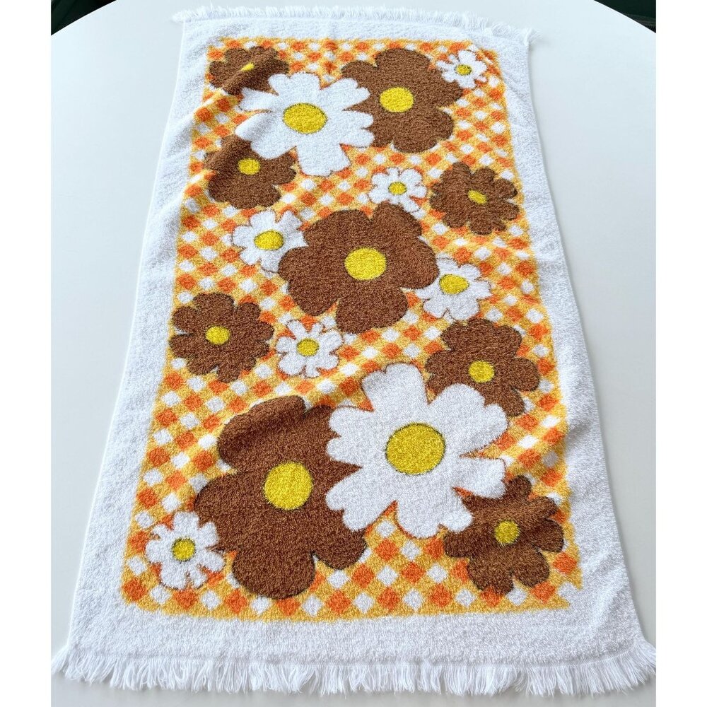 Vintage 70s bath towel, brown orange white large daisies & checks, Caldwell